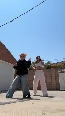 GUESS WHOS IN LA @Chloe Barbera (dc @𝐦𝐚𝐫𝐢𝐧𝐚 𝐥𝐨𝐳𝐚𝐧𝐨 )