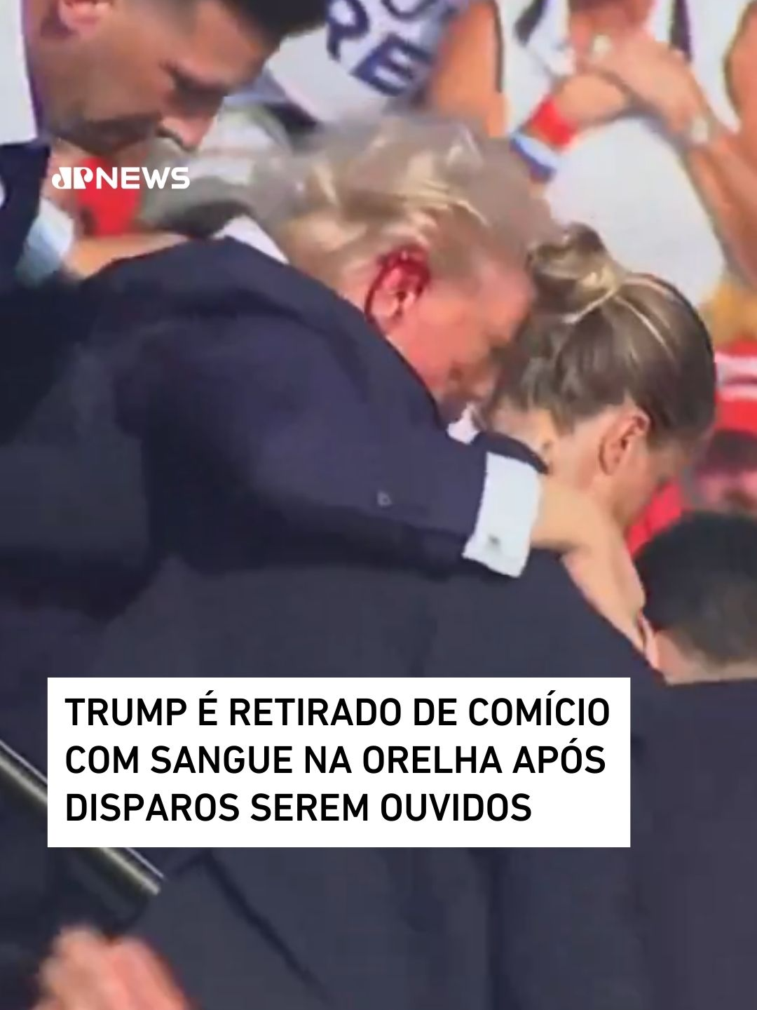 O candidato republicano à presidência americana, Donald Trump, foi retirado do palco neste sábado (13) durante um comício na Pensilvânia, após aparentes disparos terem sido ouvidos. O ex-presidente foi visto com sangue na orelha direita após os disparos, enquanto era cercado por agentes do serviço secreto, que o escoltaram de punho erguido para fora do local, diante de uma plateia cheia de apoiadores. 📺 Confira na JP News e Panflix 📌 Siga o nosso perfil @jovempannews #Trump #eleição #atentado #tiros #Pensilvânia #EUA