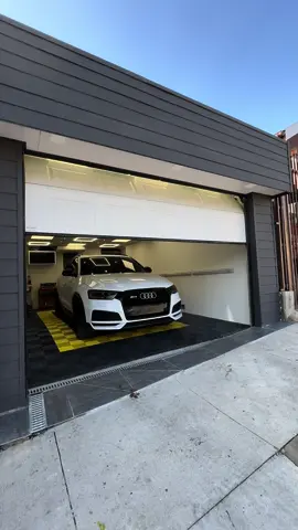 Buscas Garage americano? 🇺🇸  -Instalamos en TOOOODO CHILE 🇨🇱 -Nuestros garages son importados de EEUU y son de la marca Amarr Garage Doors, lider en el mercado norte americano 🇺🇸 - Están fabricado en acero/poliuretano/acero y esto los vuele un producto de seguridad y a la vez liviano 💪🏼 -Con nosotros podrás escoger colores y agregarle ventanas, personalizado aún mas tu garage 🤩 -En el garage americano encontrarás seguridad y elegancia en un solo producto 👌🏼 -En Automatice contamos con ENTREGA INMEDIATA e instalación en 2 días 😉 -Más de 30 años en el rubro nos respaldan, confía tu proyecto a nuestro equipo de profesionales 🤝🏻 -Cotiza al +56948848352 📲 www.automatice.cl ⚙️