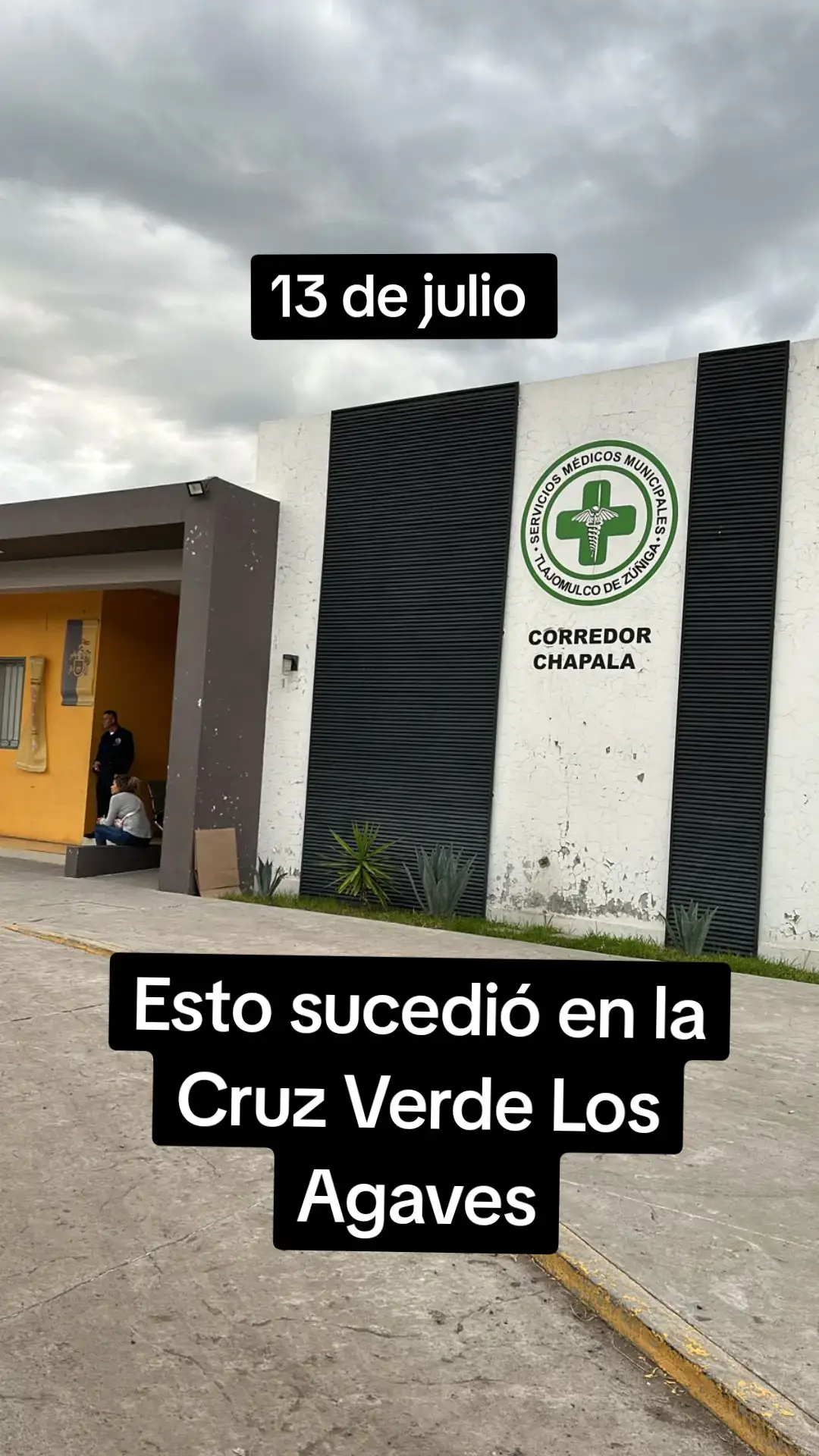 Un hombre que llegó a pedir auxilio a la Cruz Verde Los Agaves, en dónde perdió la vida a causa de los impactos  que presentaba.  #GuardiaNocturna