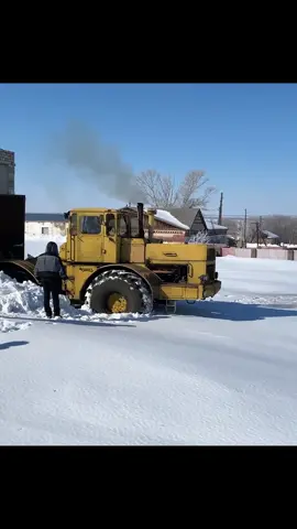 It took a lot of time for it to get out, either because the snow was too thick or because the machine was too old🤔🤔🤔🤔#machine #snow #snowstorm #wheelloader #fyp