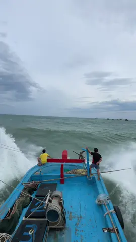 Đã đi con thuyền lớn thì phải chịu những con sống lớn 🌊🌊#phaxuc #dânbien85 #85ninhthuận #nghebienninhthuan #xuhuong2024 #xuhuongtiktok #cacom 