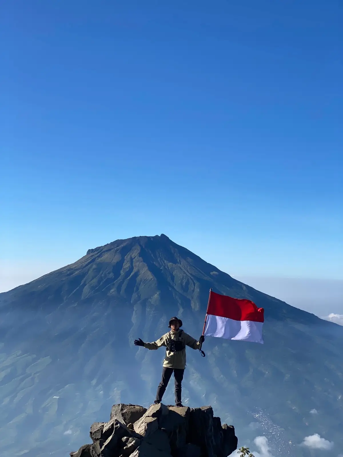 Pergi naik gunung adalah caraku mengobati perasaan sendiri, kembali membuka diri bahwa dunia ini nggak sesempit itu, dunia ini nggak cuma tentang dia. Cara mengobati kesepian ternyata bukan dengan cara menghadirkan orang lain di kehidupanku, tapi menghadirkan kembali diri sendiri yang sudah lama hilang sejak aku takut mereka pergi 🍃⛰️ - - Bukunya Mas Koko Ganteng #sindoro #sindoroviakledung #gunungsindoro #sindoromountain #pendakigunung #pendakiindonesia #pendakigunungindonesia 