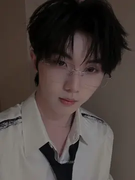 Mau berterimakasih banyak2 ke yang ngasih ma ge outfit ini dan perintilannya Sumpah ganteng banget woiii mana pake kacamata segala  gantengnya jadi makin tambah-tambah ga ngotak #majiaqi #majiaqi马嘉祺 #magiaky #马嘉祺 #时代少年团 #teensintimes #tnt_thời_đại_thiếu_niên_đoàn #baomihua🍿 