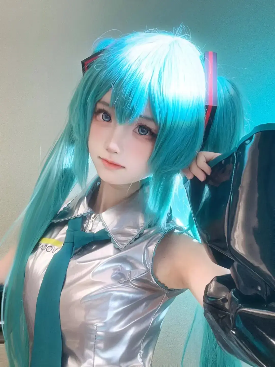 ” 我去!初音未来!要来了! 我不允许还有人不知道初音要开演唱会啦!看 到预热海报 立马穿上c服来拍照应援! #初音未来 #未来有你2024 #cos #初音未来演 唱会