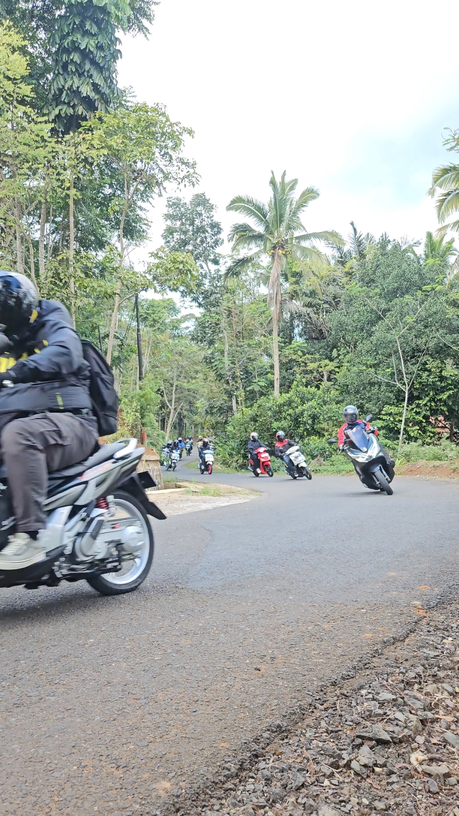 JALAN NYA BIKIN KETAGIHAN  #miosoul #miomodifikasi_id #mioj #mioproper #mio #miosmile #miosportyindonesia #miosporty #xmax #xmax250 #miosportythailook #miorumahan #propermio #touring #maticfunride #maticnation #vario #yamahamio #beatkarbuindonesia #nouvoz #nouvolele #nmax #yamaha 