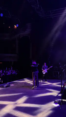 Apparently London liked the Opening Band. Thank you for letting us share the stage with you @iDKHOW BUT THEY FOUND ME ❤️🧡❤️🧡 #altmusic #OnTour #livemusic  #idkhow #idkhowbutheyfoundme 