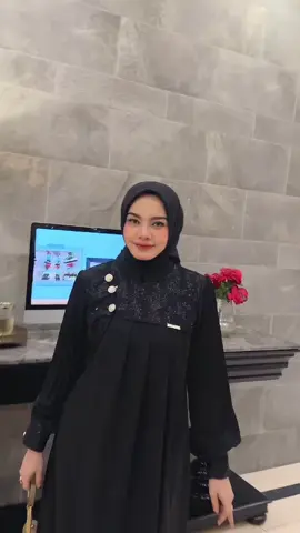READY STOK  Bismillahirrahmanirrahim New arrival Zila set hijab segi empat Design by arsyakayla Dengan Material  •Seruty baby doll armani mix tulle  premium •3 seri warna •Ukuran all size •Lingkar dada 110 •panjang baju 142 •Look terlihat mewah  •aplikasi kancing dibagian tangan °Aplikasi tangan plisket  °plat gold arsyakayla •Wudhu friendly