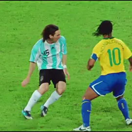 The Magic of Ronaldinho #dribbles #football #Soccer #skills #Ronaldinho 