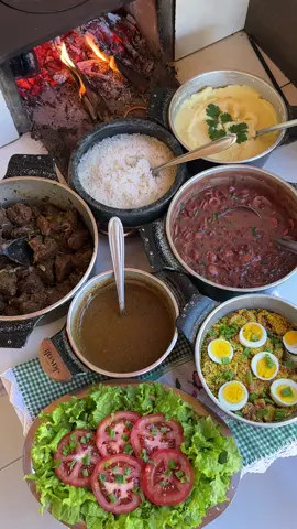 Almoço pronto com aquele gostinho de comida de vó 👵🏼 feito no fogão a lenha 🔥 Bora almoçar nesse domingão com a gente 😋 Hoje temos: Feijoada, arroz, purê de batata, farofa, pirão, carne de boi e salada de alface com tomate. #fogaoalenha #almoço #comidacaseira #simplicidade #roça 