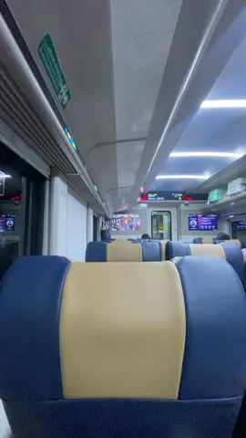 anounncer kereta api pria terbaru di KA Majapahit stainless stell new generation, tiba di stasiun madiun diiringi dengan lagu pecel madiun bikin candu😭 #capcut #stasiunmadiun #keretaapi #kai #keretaapiindonesia 