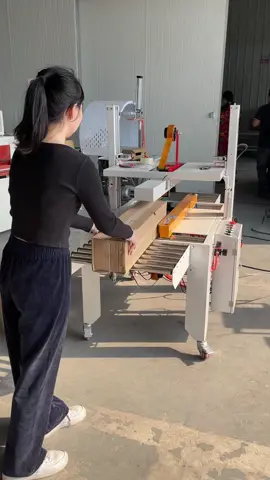 Automatic sealing according to different sizes of cartons #factory #machine #warehouse #sealingmachine #carton 