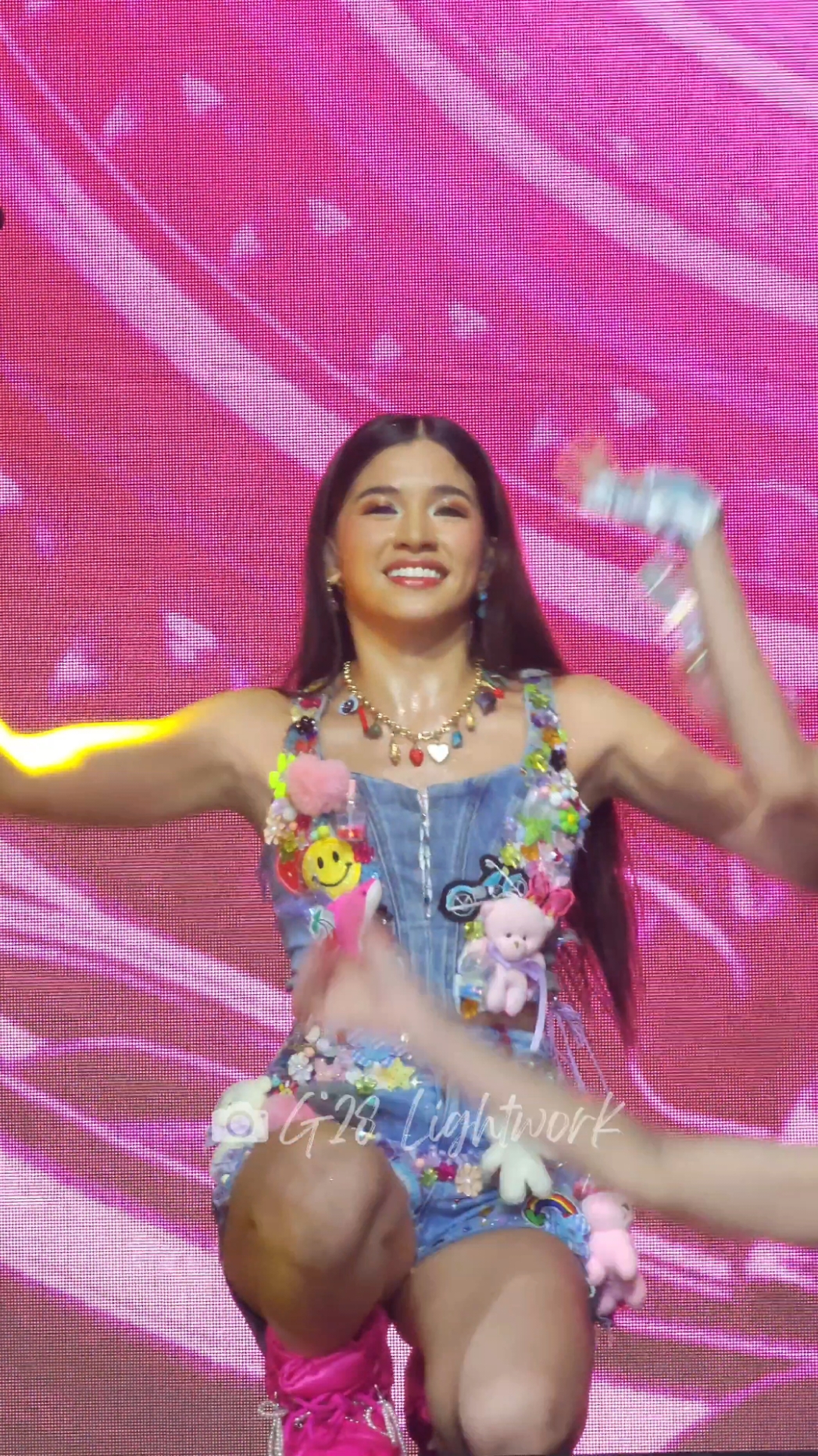 Salamin Salamin Aiah focus fancam Cebu in surreal 🥹  Ang shaky ng vid haha the feels when your bias is in her hometown @bini_aiah  BINIVERSE GOES TO CEBU  #BINIverseCebu  #BINIVERSE_TheRegionalTour  #BINI @bini_ph #fyp #biniverse #biniconcert #foryou #foryoupage #biniaiah #bini_aiah #salaminsalamin 