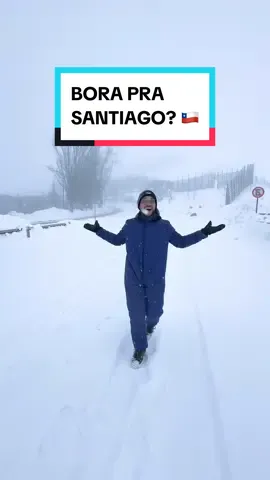 UM DOS MELHORES DESTINOS DE NEVE DO MUNDO 🌎 fica perto do Brasil e você entra só com RG ✅ ❌ NÃO É SUÍÇA ❌ NÃO É CANADÁ ❌ NÃO É ARGENTINA Já marca o @ que vai pra Santiago do Chile com você ❤️ 👉🏼 Santiago tem só a fama de ser cara, mas dá pra economizar muito na viagem! Sai bem mais barato que viajar pra Bariloche ☃️ ✅ Você encontra passagens aéreas no precinho! A @voe_destinos tem opções voando Latam na média de R$ 1.000 (usando o código SELIGANOROTEIRO). ✅ Além da neve, tem vinícolas maravilhosas, lugares gratuitos, bons restaurantes… é aquela viagem perfeita pra casais e famílias com crianças! ✨ Seguidor ganha desconto nos passeios da @zerandochile. Chame no WhatsApp: (31) 4042-7834 👉🏼 Roteiro de 4 dias em Santiago 🇨🇱 ✅ Dia 1: ✔️ Almoço no centro - escolha um restaurante com “Menu del Día” (na Rua Merced tem várias opções) ✔️ Tour Vinícola Concha y Toro ou Undurraga. ✔️ Jantar no Restaurante Galindo (comida típica chilena com bom preço) ✅ Dia 2: ✔️ Troca de guarda - gratuito (verificar o dia certo. Tem meses que são dias ímpares e outros que são pares - sempre às 10h) ✔️ Ida ao mercado pra comprar alguns vinhos e lanches (boa opção é o Jumbo) ✔️ Almoço no centro da cidade ✔️ Templo Bahai - gratuito ✔️ Lanche em alguma “Fuente” (Lomito, Completo ou Empanadas de Pino) ✨ Se preferir neve, uma boa opção é substituir o roteiro da cidade e incluir Portillo 😍 ✅ Dia 3: ✔️ Ski Day Farellones/ El Colorado / La Parva/ Valle Nevado ou Tour panorâmico (mais econômico). Leve lanchinho para economizar no parque! ✔️ Jantar no @amorypasta (experiência gastronômica) ou na @pizzeria_tiramisu (pizzas deliciosas). ✅ Dia 4: ✔️ City tour completo na cidade com teleférico e funicular no San Cristóbal (com guia em português que conta mais a história de Santiago) ✔️ Visita ao Sky Costanera ✔️ Jantar em algum restaurante dentro do app Mesa (tem vários lugares com descontos). 😱 Dá pra fazer uma viagem completa por menos de R$ 4.000 por pessoa! #santiago #santiagochile #chile #viajarbarato #viagemchile #dicasdeviagem 