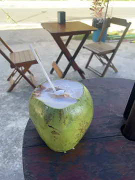 # tomando agua de coco p tira ressaca