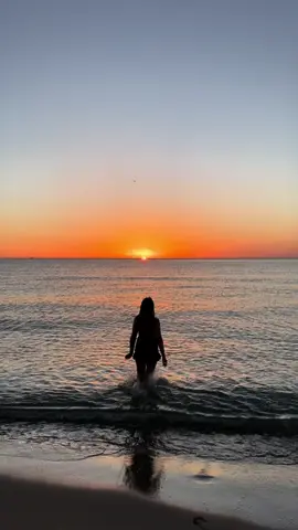Pov: it's a summer morning and you wake up early to enjoy the sunrise on the beach🌊🌅✨🥹 #sunrise #beach #Summer #fyp #foryou #explore #morocco🇲🇦 #sunriselovers #fypシ #sunset #goldenhour #tetouan🕊🇲🇦 #vibes #pourtoi #swiming #girls 