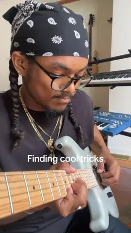 I like to play chords over and over until i feel comfortable enough to try some crazy licks in between them! The best way to practice this is really slowly and w a metronome🤞🏾 #fyp #explore #music #guitar #sample 
