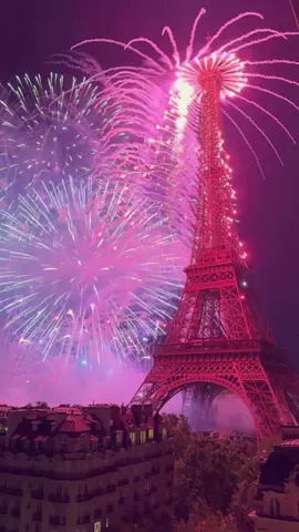 Feu d’artifice, 14 juillet Fireworks, bastille day Crédit Photo @loic.lagarde  Follow us on IG: @champselysees_paris www.champselysees-paris.com © Paris, Always an Amazing idea! #paris #igersparis  #feudartifice #fireworks #bastilleday #toureiffel #eiffeltower #14juillet