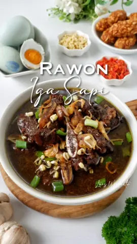 Assalamu'alaikum wr wb Pagi semua.... Hawanya di Malang lagi adeemmm bangeeett kalo pagi, sampai pake kaos kaki🤭🤭 Biar hangat sarapannya pake rawon iga sapi, meski tergolong sarapan yg berat tapi saya suka😅 Ada yg kayak saya nggak? Sarapan sukanya yg berat2 rawon, soto, pecel, nasi kuning, nasi campur, gitu mau cita2 kurus, bisa kurus dari mananya gitu ya🤭✌️ Yg penting semuanya disyukuri, dinikmati dan nggak berlebihan ya teman2 Insya Allah semuanya akan baik2 saja Aamiin... Oh iya untuk bikin rawon iganya saya pake presto nih jadi pebih praktis sat set dan daging juga cepet empuk, berikut presto yg saya pake... PRESTO VINTAGE SIGNORA Harga 2.580.000  Daya 750 Watt Tegangan : 220 Volt Kapasitas : 5 Liter (Tangki) 10 Menu Otomatis: ✅Rice ✅Glutten Rice ✅Brown Rice ✅Cake/Saute ✅Porridge ✅Chicken ✅Meat/Bean ✅Fish ✅Bandeng ✅Slow Cook Memiliki sistem pengaman, panci akan terkunci selama masih dalam proses memasak pada tekanan tinggi Order bisa langsung di IG mbak @lina.gui @linagui.kitchen ya❤️ Mbak @monnaang 🥰🙏 ======= Rawon Iga Sapi Bahan : - 500 gr iga sapi - 250 gr daging sapi - 1 ltr air - 3 iris lengkuas - 2 lembar daun salam - 4 lembar daun jeruk - 2 batang serai, memarkan - 2 sdt gula pasir - 2 sdt garam - 1 sdt kaldu bubuk - 2 batang daun bawang, rajang - 3 butir bawang merah, iris - 3 sdm minyak untuk menumis Bumbu Halus : - 6 siung bawang merah - 4 siung bawang putih - 1 sdt merica butiran - 1,5 sdt ketumbar, sangrai - 2 ruas kunyit - 1 ruas kencur - 2 ruas jahe - 5 buah kluwak Pelengkap : -  50 gr tauge pendek -  sambal  -  mendol - telur asin  Cara Membuat : ✅Panaskan minyak, tumis bawang merah sampai harum, masukkan bumbu halus, serai, lengkuas, daun salam dan daun jeruk, tumis sampai bumbu tanak.  ✅Masukkan iga dan daging sapi, tumis sampai daging berubah warna. ✅Masukkan air, daun bawang, gula, garam dan kaldu bubuk, aduk rata, masak rawon sampai daging sapi empuk, dan kuah agak menyusut, cicipi rasa, angkat. ✅Sajikan rawon daging sapi selagi panas dengan bahan pelengkap. . #rawon #reseprawon #reseprawon #rawon_luis #rawonigasapi #olahandaging #olahandaging_luis 