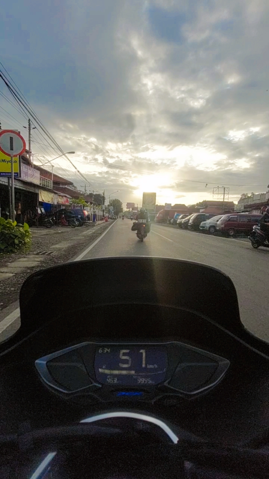 Pasar Rawalo Jatilawang Banyumas #PCX160AKAP  #pcx160  #pcx160indonesia  #pcx160ล้อ17แต่งสวย  #pcx  #viral  #touring  #jalanjalan  #banyumas  #sunrise  #tranding  #fyp  #fypシ  #indonesia 