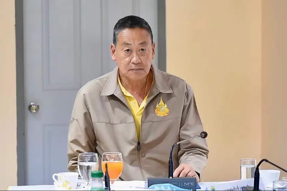 นายกฯ ประชุมส่วนราชการ จ.สระแก้ว ติดตามความคืบหน้าโครงการตามข้อสั่งการ . นายเศรษฐา ทวีสิน นายกรัฐมนตรี ประชุมกับหัวหน้าส่วนราชการและหน่วยงานที่เกี่ยวข้องในพื้นที่จังหวัดสระแก้ว ติดตามความคืบหน้าโครงการตามข้อสั่งการรัฐบาล เช่น ความก้าวหน้าโครงการก่อสร้างอาคารจุดผ่านแดนถาวรบ้านหนองเอี่ยน แผนบริหารจัดการน้ำจังหวัดสระแก้ว หนี้นอกระบบ ยาเสพติด ฯลฯ ณ ท่าอากาศยานทหาร กองบิน 3 ตำบลห้วยโจด อำเภอวัฒนานคร จังหวัดสระแก้ว  . รับฟังรายงานผลการดำเนินงานตามข้อสั่งการของนายกรัฐมนตรี และความคืบหน้าผลการดำเนินงานในด้านต่าง ๆ  เช่น  - การจัดตั้งสำนักงานหนังสือเดินทาง ดำเนินการแล้วเสร็จ  - การเปิดสถานกงสุลใหญ่ ณ เมืองเสียมราฐ ราชอาณาจักรกัมพูชา อยู่ในระหว่างการจัดตั้งคาดว่าจะเปิดเร็ว ๆ นี้  - ความคืบหน้าการก่อสร้างอาคารบริเวณจุดผ่านแดนถาวรบ้านหนองเอี่ยน ล่าช้ากว่ากำหนด 11% นายกฯ กำชับดำเนินการให้แล้วเสร็จตามสัญญาที่กำหนดไว้  . พร้อมย้ำเรื่องการบริหารจัดการน้ำ ขอให้ดำเนินการให้แล้วเสร็จรองรับการแก้ไขปัญหาน้ำภายในปีนี้ โดยได้ฝากรองเลขาธิการนายกรัฐมนตรีให้ช่วยดูด้วยอยากให้ทำทันทีจะได้ดูแลเรื่องไม่ท่วมไม่แล้งได้   . หนี้นอกระบบ ยังเป็นปัญหาใหญ่ ฝากฝ่ายปกครอง ฝ่ายตำรวจ รวมถึงต้องดูเรื่องการให้กระแสเงินสดจากธนาคารต่าง ๆ เข้าไปตรงนี้ด้วย เพื่อบรรเทาความเดือดร้อนของประชาชน . ปัญหายาเสพติด ที่นี่แม้ไม่รุนแรงเท่ากับภาคตะวันออกเฉียงเหนือ แต่ต้องเฝ้าระวังเพราะปริมาณยาที่ทะลักเข้ามาที่นี่มีจำนวนมาก อย่างไรก็ตาม จ.สระแก้วมีค่ายทหารอยู่มากคิดว่าสามารถช่วยบำบัด บรรเทา และสร้างงานสร้างอาชีพได้มาก ขอบคุณฝ่ายความมั่นคงที่สามารถช่วยตรงนี้ได้อย่างดี  . นายกฯ เป็นกำลังใจให้กับทุกคนในการปฏิบัติหน้าที่ ทั้งนี้ หากโครงการก่อสร้างอาคารจุดผ่านแดนถาวรบ้านหนองเอี่ยนแล้วเสร็จก็จะมีการพิจารณาที่จะมาจัดประชุมมินิ ครม.สัญจรไทยกับกัมพูชา เรื่องนี้ได้มีการหารือกับสมเด็จฯ ฮุน มาแนต นายกรัฐมนตรีกัมพูชาแล้ว . อ่านข่าว >> https://www.thaigov.go.th/news/contents/details/85827 . #ไทยคู่ฟ้า #สื่อสารรัฐบาลไทย ------------------- 👍Website : www.thaigov.go.th 👍Facebook/ X : ไทยคู่ฟ้า 👍YouTube : ไทยคู่ฟ้า ทำเนียบรัฐบาล 👍LINE/TikTok : ไทยคู่ฟ้า (@thaigov) 👍Instagram : ไทยคู่ฟ้า (@thai_khufah)