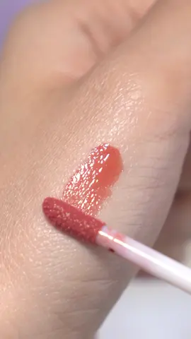 Look at that texture! You better try our Sariayu Eco Nusantara Lip Shine with pigmented, non-sticky, and dazzling shades. Bibir dijamin makin fresh setiap hari! #Sariayu #SariayuEcoNusantara #CleanBeauty #LipTint #LipInk #LipShine #LipGloss #MindfulShine