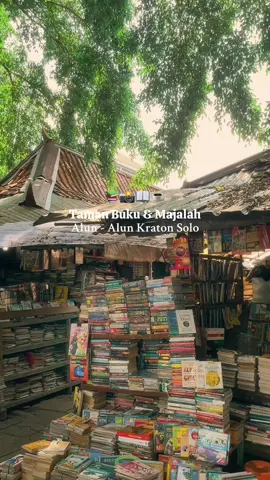 Disini tu nyaman banget. Pada dasarnya kami suka dengan buku, jadi klo bersinggah ke Taman Buku & Majalah di alun - alun kraton ini jadi betah berlama - lamaan.  Selain itu banyak buku bekas yang ternyata masih bagus kualitasnya. Kemarin kami semoat membawa beberapa buku untuk di baca dirumah.  Tempatnya yang adem karena berada dibawah pohin yang rindang, sambil hunting buku bekas, dan serunya ngobrolin buku sama penjual bukunya. Mungkin kami bisa 2x dalam sebulan untuk menyempatkan diri bersinggah 😆 #savedulusebelumsinggah  #tamanbuku #tamanbukukraton #tamanbukudanmajalahsurakarta #kratonsolo 