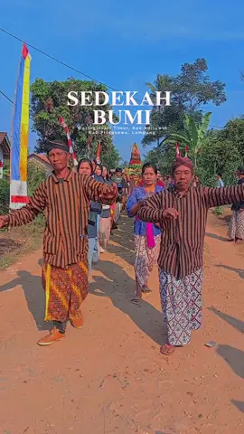 Masyarakat Waringinsari Timur, Kec.Adiluwih, Kab.Pringsewu, Lampung gelar Tradisi Sedekah Bumi. Tradisi sedekah bumi ini, merupakan salah satu bentuk ritual tradisional masyarakat Jawa yang sudah berlangsung secara turun-temurun dari nenek moyang orang jawa terdahulu. Acara ini digelar sebagai bentuk rasa syukur kepada Sang Maha Kuasa karena telah memberikan bumi tempat kita berpijak dengan segala rezeki berupa hasil bumi untuk keberlangsungan hidup manusia. #hinduchannel #hindujawa #hindunusantara #tradisijawa #sedekahbumi #pringsewulampung 