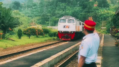 Inframe Ka papandayan gambir - garut, berjalan langsung stasiun sasaksaat #kai #keretaapiindonesiapersero🇮🇩 #railfansindonesian #sejarahkeretaapi #keretaapikita #keretaapikita #keretaapi #keretaapiindonesia #railfans #masinishits 