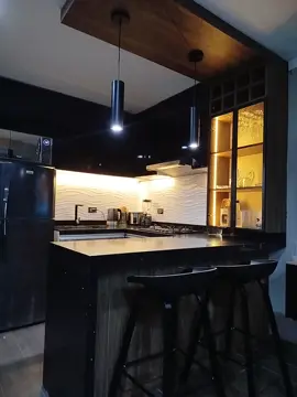 proyecto de cocina ,con high gloss negro ,parte baja gales con cuarzo negro estelar ,luces LED . centro de tv .