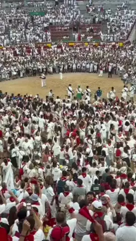 Las txarangas de todas las peñas han bajado al ruedo para entonar el mítico 'Ikusi Mendizaleak' al finalizar el último festejo de los Sanfermines 2024. #SanFermín2024 #Sanfermines2024 #SanFermín #Pamplona #Toros #EuskalHerria #Navarra