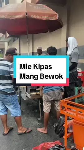 Rekomendasi Mie Kipas di Cirebon, Mie Yamin Kipas Mang Bewok. Tekstur mie enak, kenyal bumbunya kayak yamin bandung tp ini lebih manis. seporsi 15.000 udh dpt pangsit rebus baso dan tahu putih.  Yuk cobain kuliner yang satu ini? Video Tiktok : @radioberjalan Loksi : Jalan Keboncai, pas di perempatan jalan Pekalangan, Keboncai, Pandesan #cirebonkita #explorecirebon #miekipascirebon #mieasapcirebon #cirebon #kulinercirebon #rekomendasicirebon