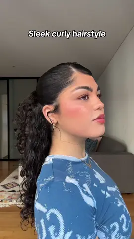 Sleek curly hairstyle for day 3-4 curls , perfect for when the too gets frizzy  #hairstyle #curlyhair 