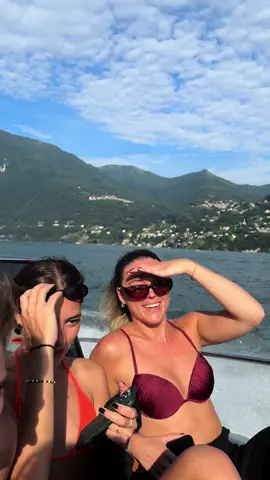 Girlstrip in Lake Como by privat boat💙