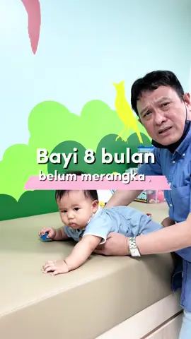 BAYI 8 BULAN BELUM BISA MERANGKAK? Jangan khawatir ya moms, perkembangan setiap anak waktunya berbeda beda, kita fokus untuk terus stimulasi bayi nya ❤️ Di agenda periksa tumbuh kembang bersama dr.Aditya Suryansyah, Sp.A kali ini ada drama baby achraf nangis gara2 mainan yg sedang dipegang diambil oleh dokter karena mau peragain latihan merangkak bukan nangis karena dipaksa merangkak yaa 😊 Semoga videonya dapat bermanfaat dan membantu 😊 #dokteranak #tumbuhkembanganak #bayi8bulan #fypシ゚viral 