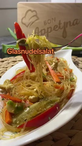 🥗🍜 Ein Foodtrend den du unbedingt einmal testen solltest 👌 Wer braucht das Rezept? #glasnudeln #salat #nudelsalat #sommerrezepte  Die Rechte der Musik und Bilder hat Bonappetina. 