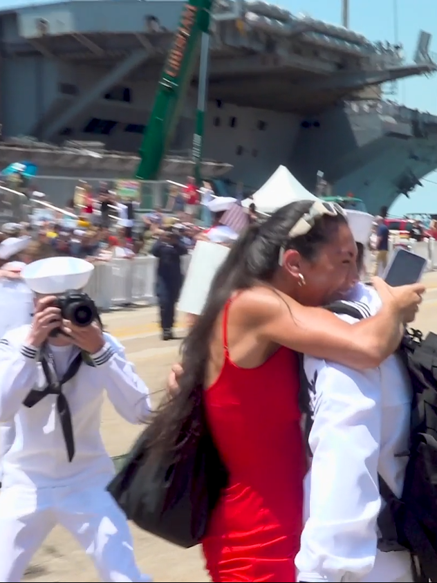 Aircraft carrier USS Dwight D. Eisenhower (CVN 69) returns home