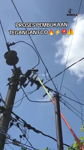 SUTM 20KV FCO 40V MEMANG MENYALA ABANGKU🔥⚡TETAP SAFETY & PANTANG PULANG SEBELUM TERANG⛑️🦺⚡ #beranda  #pln  #listrik  #yantekpln  #fyp  #contentcreator 