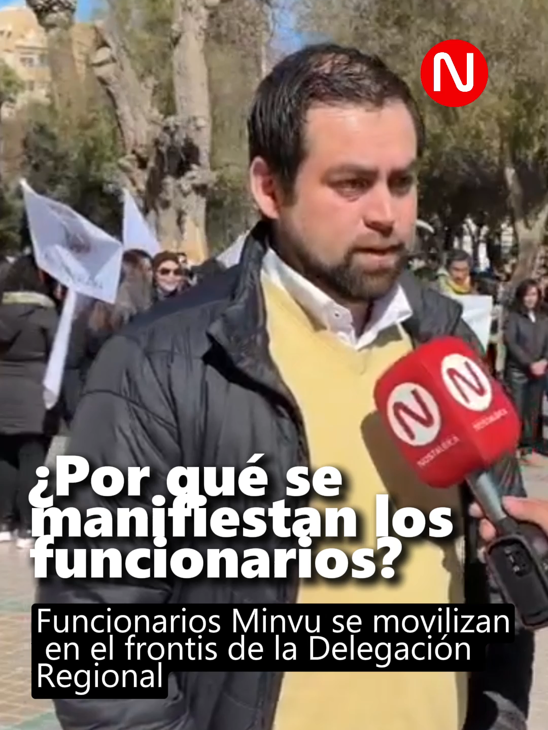 Funcionarios del Minvu se movilizan en el frontis de la Delegación Regional para expresar sus demandas y reivindicaciones laborales. La protesta busca llamar la atención sobre las condiciones de trabajo y la necesidad de mejoras. #Minvu #Protesta #DelegaciónRegional #Movilización #DemandasLaborales #CondicionesDeTrabajo #Reivindicaciones #Copiapó #JusticiaLaboral