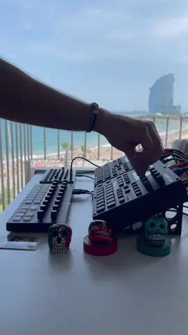 Too fun 😎 “Echoes In The Dark” 🎉🎛️ #torsot1 #elektron #digitakt #syntakt #torsoelectronics#synthesizer #synthesizers #drummachine #analogsynth #analog #analogsynths #dawless #dawlessjam #synthtok #analogsol #solsonidos #musicproducer  #liveelectronicmusic  #deephouse #echoesinthedark @Torso Electronics 