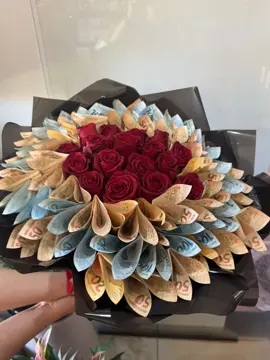 Superando esse ramalhete com notas de dinheiro! #buquedeflores #flores #dinheiro #romance #amor 
