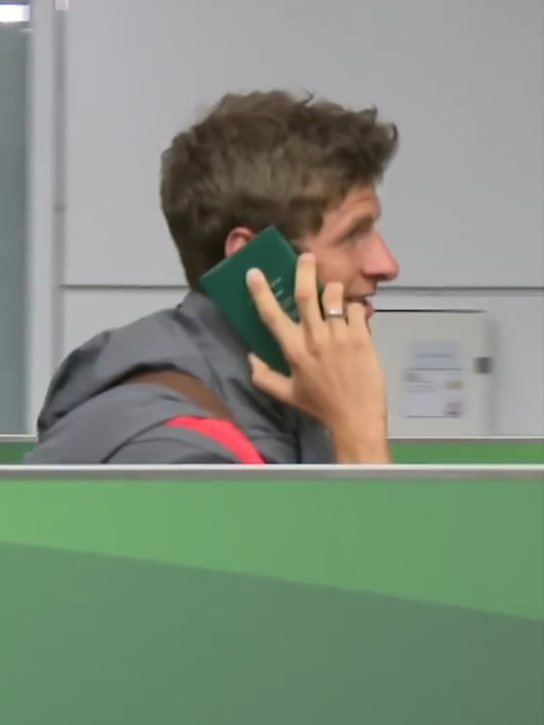 When Thomas Muller used his passport as a phone so that he didn't have to speak to journalists waiting for him at the airport 🤣 #thomasmuller #muller #bayernmunich #germanyfootball #fyp #footballtiktok