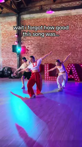 cause when you a boss you can do what you want 🙂‍↕️ @Coi @Gwendolyn sorel @kiya 🏄🏼‍♀️💐🧚 @aelfricedenofficial #kellysweeneychoreo 