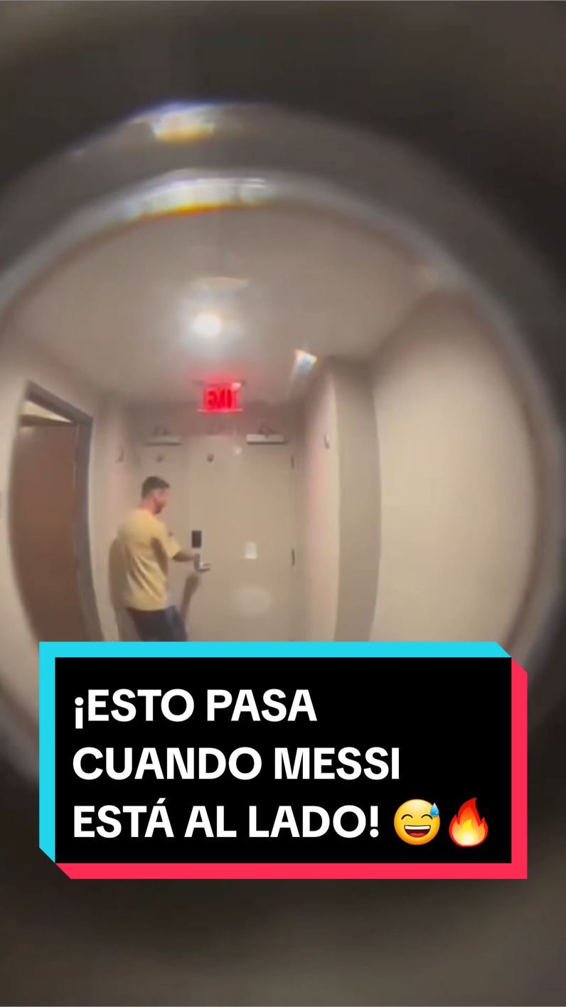 ¡NO PUEDE ESTAR TRANQUILO! 😮🔥 Cuando #Messi está en la habitación al lado tuyo pueden pasar estas cosas... 😅 📽: @Cyn  #TikTokDeportes #LionelMessi #Argentina #Seleccionargentina #LeoMessi 