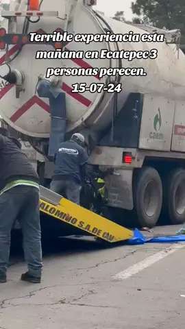 Tres personas que iban a bordo de una motocicleta murieron tras chocar contra un vactor en Ecatepec, Edomex.  La unidad estaba desazolvando debido a las inundaciones en la Vía Morelos. Los tripulantes evadieron el corte a la circulación y ninguno llevaba casco.  #ecatepec #lluvia #casco 