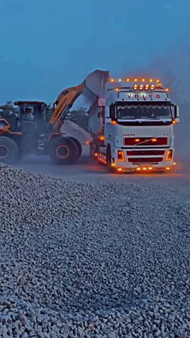 #volvotruck #volvo #київські #вольвостиктока #самосвал #карьер #щебень #великебудівництво #дальнобой 
