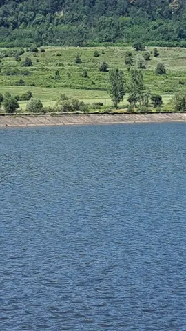 Așa arată liniștea! Lacul de  acumulare de la barajul și hidrocentrala Arpașu  din localitatea  Arpașu de  Jos  județul  Sibiu