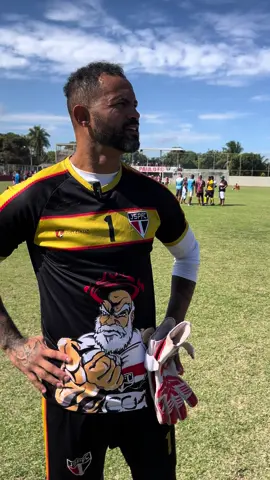 O Araruama em Pauta realizou uma entrevista exclusiva com o goleiro Bruno, do Jardim São Paulo, que já brilhou nos gramados como goleiro do Flamengo. Fiquem ligados para conferir todos os detalhes desta entrevista imperdível com um dos grandes nomes do esporte! ⚽🎙️ #entrevista #goleirobruno #araruamaempauta 