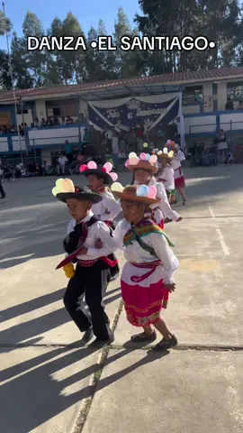 Déjenles comentarios bonitos🫶🏻#danza #elsantiago #huancayo #folklore #baile #niños #peruanísimaviajera #pataz #culturaperuana 