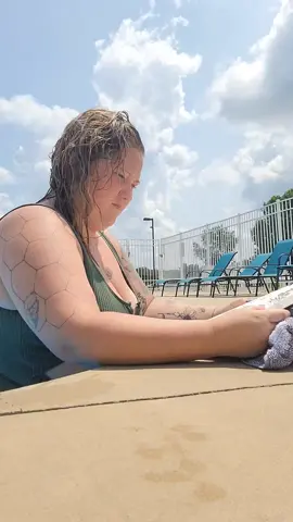 Don't bother me while I'm reading #BookTok #booktoker #booktokfyp #summervibes #summerreading 